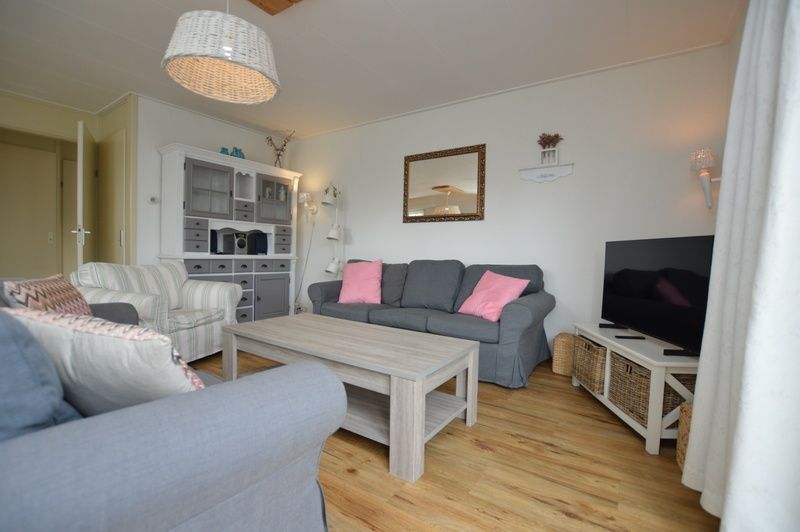 Gezellige woonkamer van vakantiehuis Kierewiet in De Koog, Texel met comfortabele banken en landelijke inrichting op de Waddeneilanden.