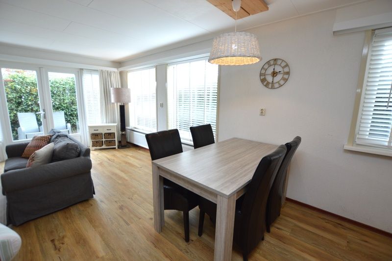 Gezellige woonkamer van vakantiehuis Kierewiet in De Koog, Texel. Lichte binnenruimte met eethoek en comfortabele zithoek.