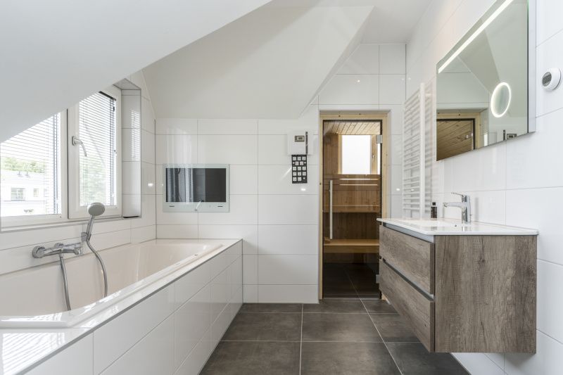 Wellness bathroom in Villa 39 De Koog Texel with bath and sauna facilities.