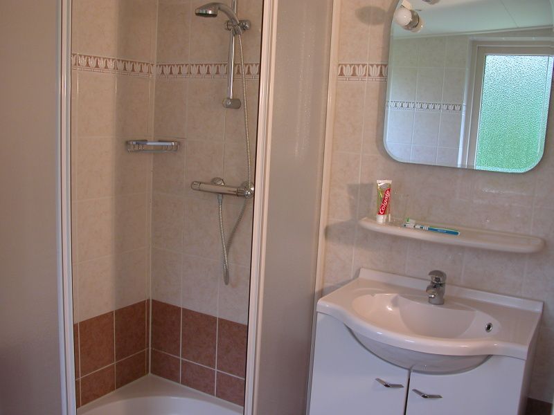 Geniet van de douche in Bungalow 25, een comfortabel vakantiehuis in De Koog op Texel.