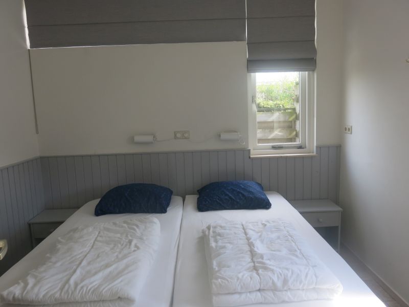 Slaapkamer in Bungalow 25, De Koog Texel, met comfortabele bedden voor een goede nachtrust.