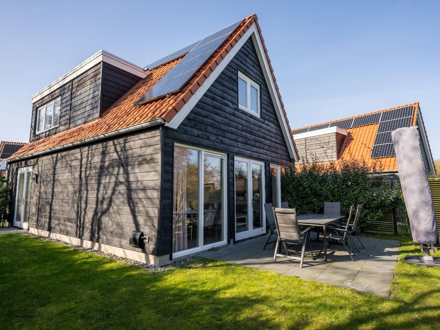 Geniet van het zonnige terras bij vakantiehuis Mienterbos - Heideglop in De Koog, Texel, omringd door de prachtige natuur van de Waddeneilanden.