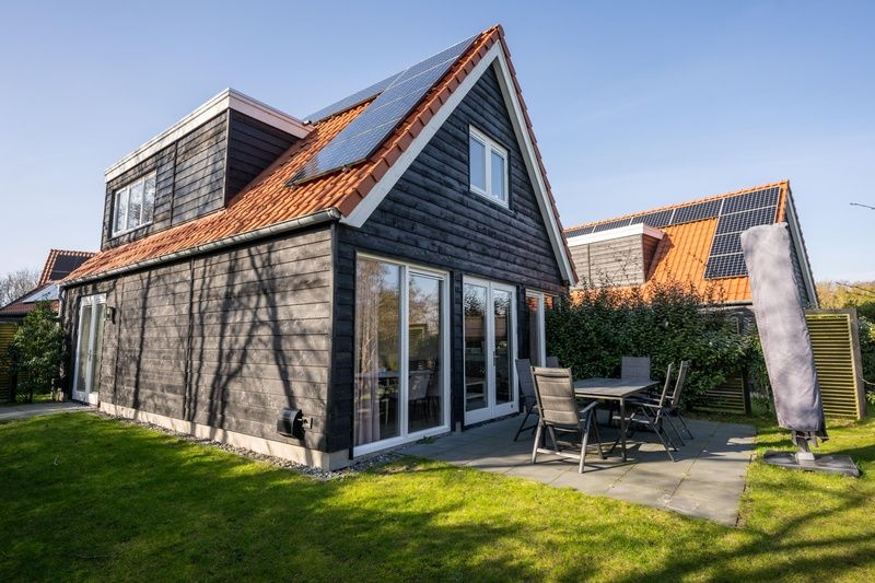 Vakantiehuis Mienterbos - Heideglop in De Koog, Texel met zonnig terras en moderne architectuur, ideaal voor ontspanning op de Waddeneilanden.
