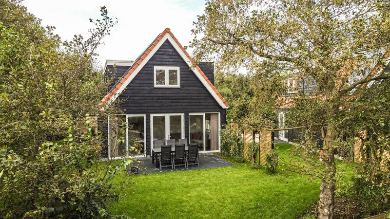 Mienterbos - Heideglop vakantiehuis in De Koog, Texel omgeven door groene natuur met een uitnodigend terras voor ontspanning op de Waddeneilanden.