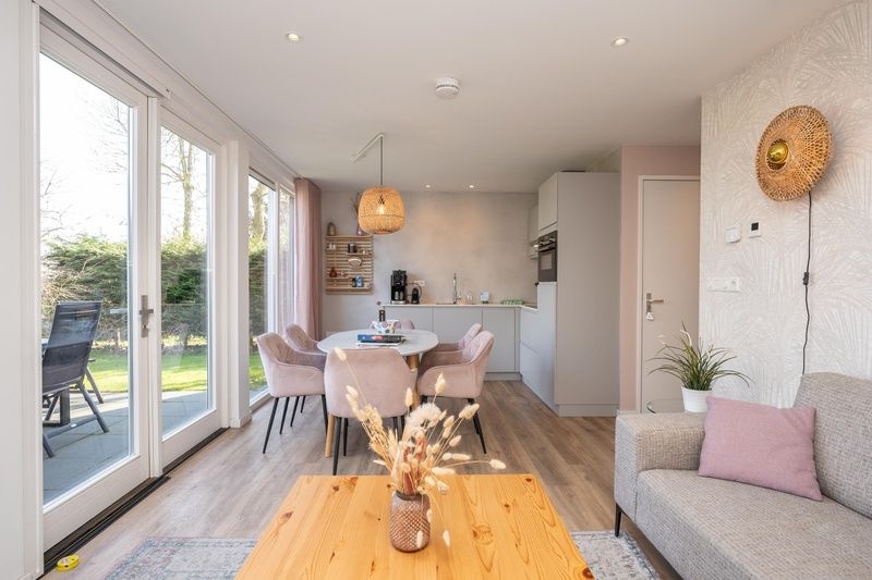 Stijlvolle binnenruimte van Mienterbos - Heideglop vakantiehuis in De Koog, Texel, met moderne keuken en uitzicht op de natuur.