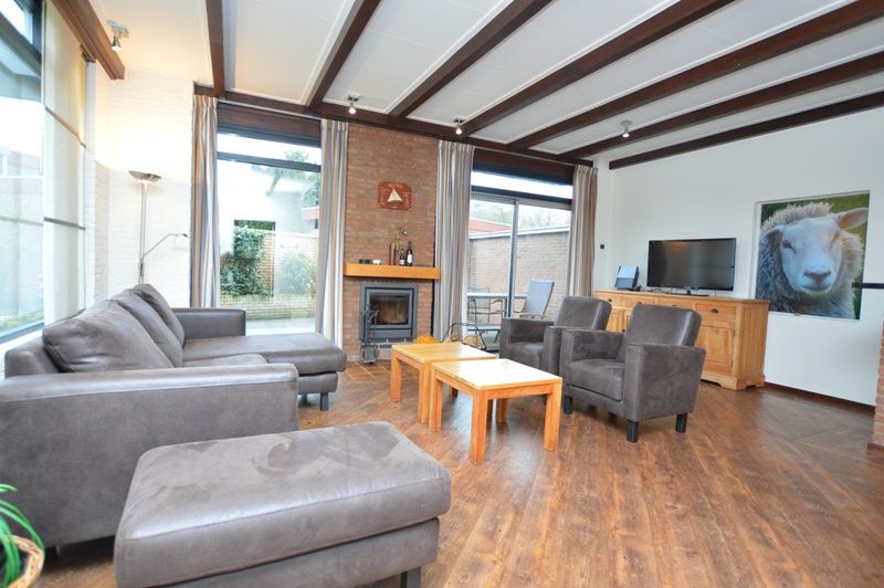 Lichte woonkamer van Orchismient 28 in De Koog Texel met comfortabele zitplaatsen.