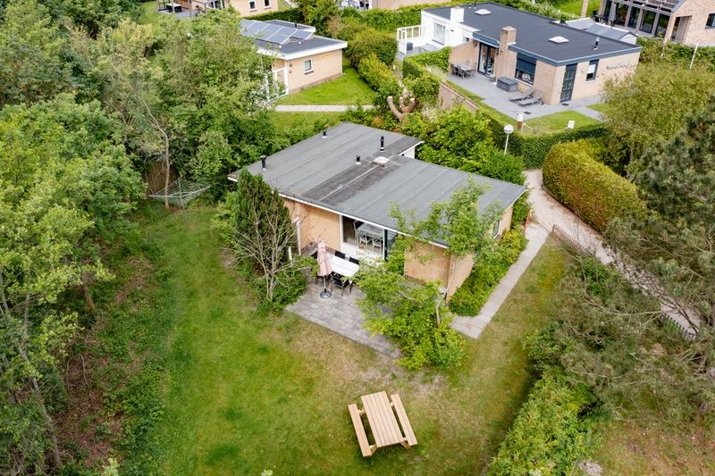 Bungalow 51 im Bungalowpark 't Luwe Land, De Koog, Texel, mit grossem Garten und Picknicktisch.