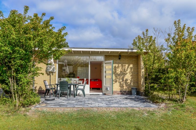 Vorderansicht von Bungalow 51, Bungalowpark 't Luwe Land, De Koog, Texel, mit offener Terrasse.