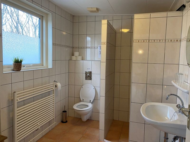 Modernes Badezimmer mit Dusche und Toilette im Bungalow 51, 't Luwe Land, De Koog, Texel.