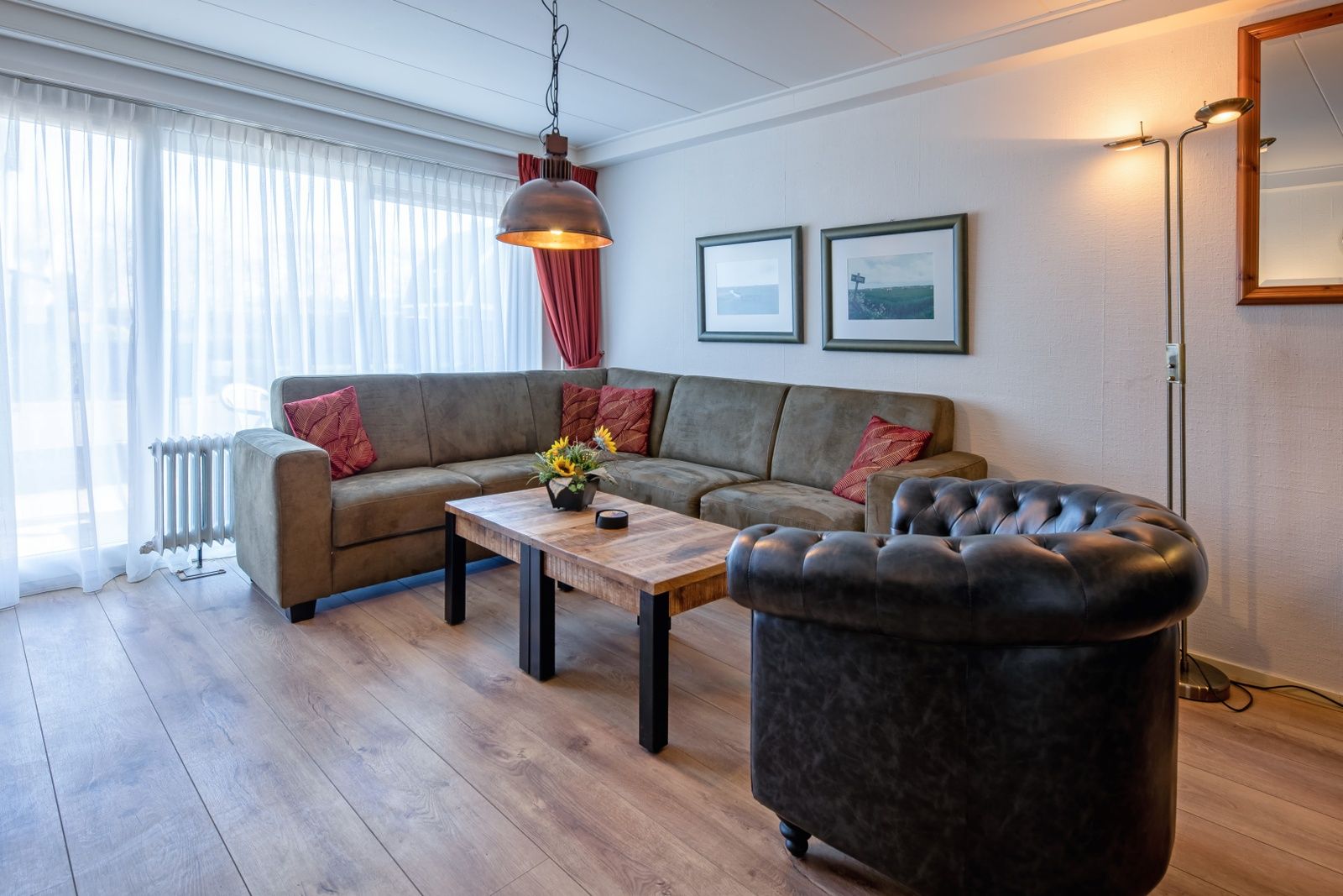 Knusse zithoek in Appartementen Anna - de Zeehond, De Koog, Texel met een uitnodigende sfeer en comfortabele stoelen.