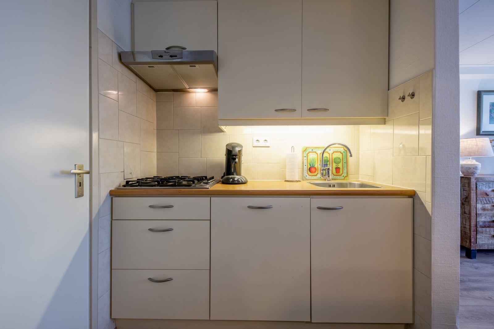 Moderne keuken in Appartementen Anna - de Zeehond, De Koog, Texel met functionele inrichting en keukengerei.