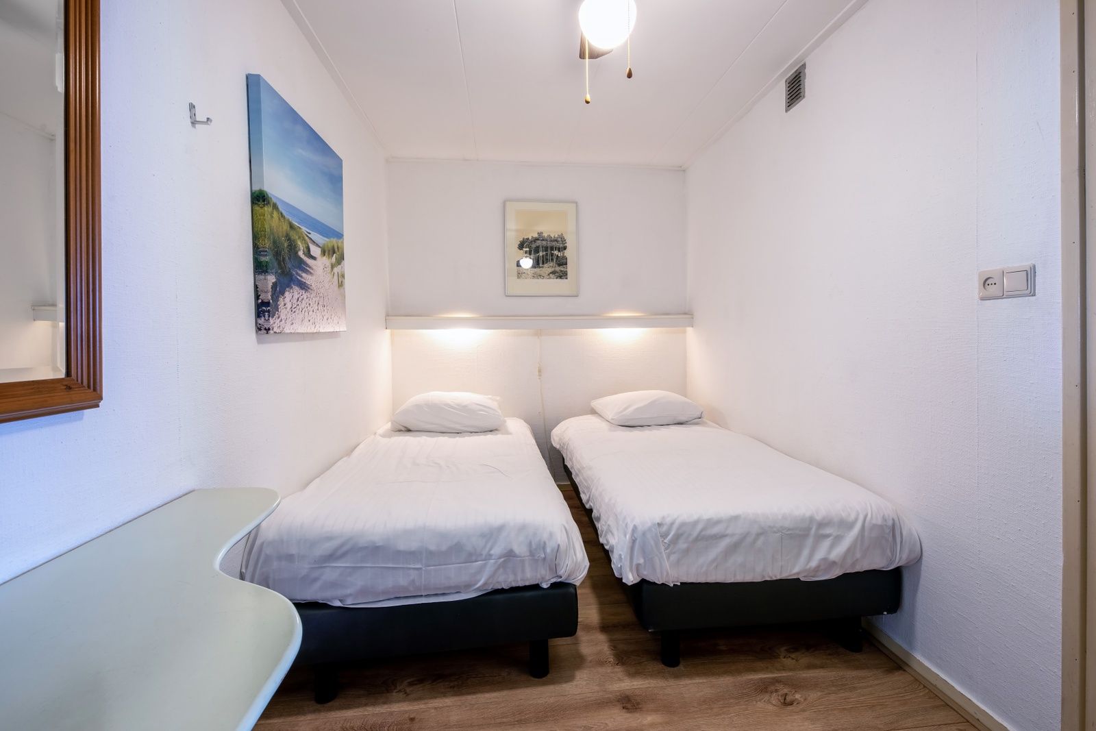 Comfortabele slaapkamer in Appartementen Anna - de Zeehond, De Koog, Texel met twee eenpersoonsbedden en rustige sfeer.