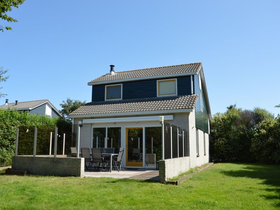 Vakantiehuis Stappeland 111 in De Koog, Texel met ruime tuin en zonnig terras, ideaal voor ontspanning op de Waddeneilanden.