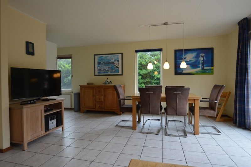 Eetkamer in Vakantiehuis Stappeland 111 in De Koog, Texel met ruime tafel en uitzicht op de natuur van de Waddeneilanden.