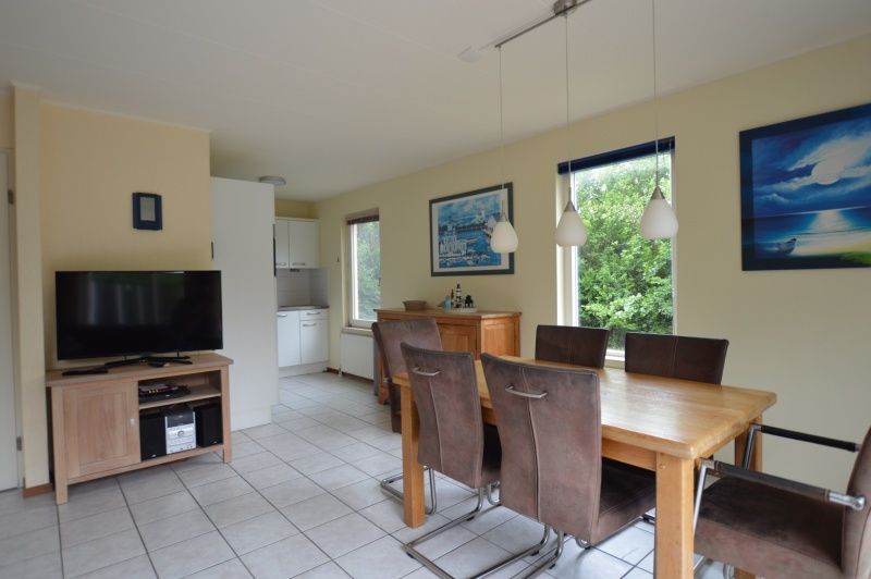 Open keuken en eetgedeelte in Vakantiehuis Stappeland 111, De Koog, Texel met moderne voorzieningen.