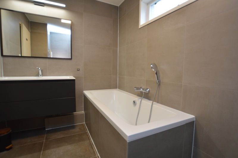 Stijlvolle badkamer in Vakantiehuis Stappeland 111, De Koog, Texel met dubbele wastafel en moderne afwerking.