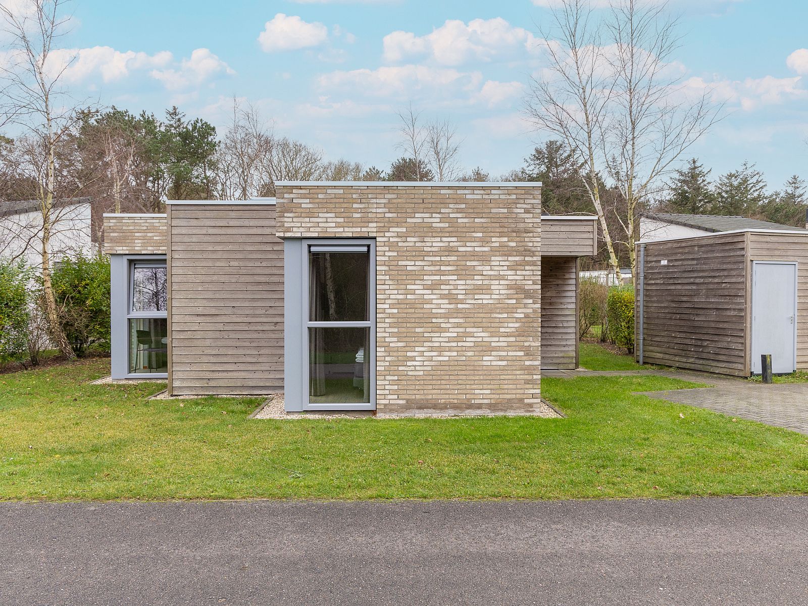 Freistehendes Haus in De Koog, Texel bietet moderne Architektur in grner Umgebung, ideales Ferienhaus auf den Watteninseln.