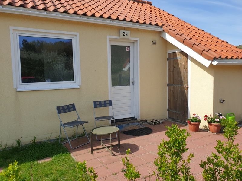 Gemuetliche Terrasse von De Duinpan - Duinhuisje Texel in De Koog, Texel, mit bequemen Sitzgelegenheiten.
