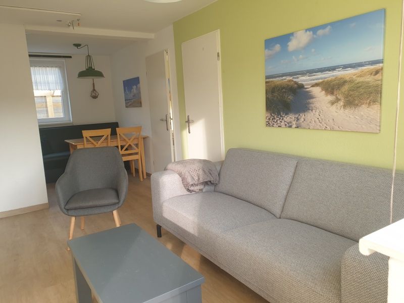 Stilvolles Wohnzimmer von De Duinpan - Duinhuisje Texel in De Koog, Texel, mit moderner Einrichtung.