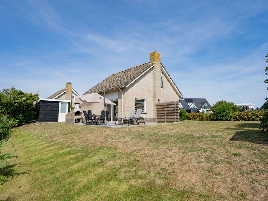 Ferienhaus Stappeland 215 in De Koog, Texel, mit grosser Terrasse und Garten, ideal fuer Entspannung auf den Watteninseln.