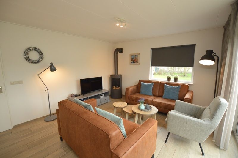 Modernes Interieur des Ferienhauses Stappeland 215 in De Koog, Texel, mit gemuetlicher Sitzecke und stimmungsvollem Mobiliar.