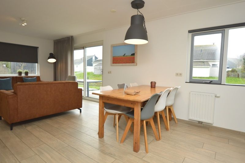 Essecke im Ferienhaus Stappeland 215, De Koog, Texel, mit grossem Tisch und viel Tageslicht.