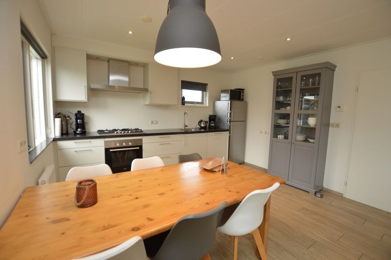 Geraeumige Kueche im Ferienhaus Stappeland 215, De Koog, Texel, ausgestattet mit modernen Geraeten und gemuetlicher Essecke.