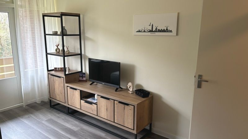 Stilvolles Wohnzimmer mit TV-Schrank im Apartment Kerckeland 40, De Koog, Texel.