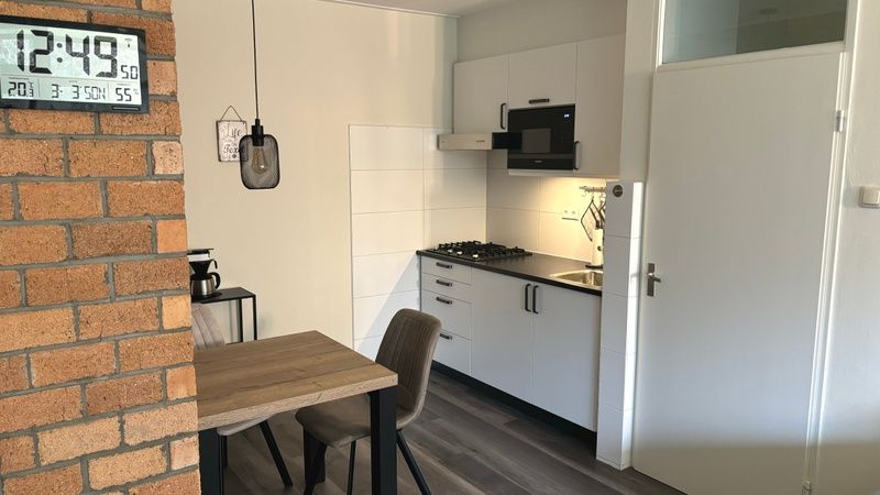 Kompakte Kueche im Apartment Kerckeland 40, De Koog, Texel mit Essecke und modernen Geraeten.