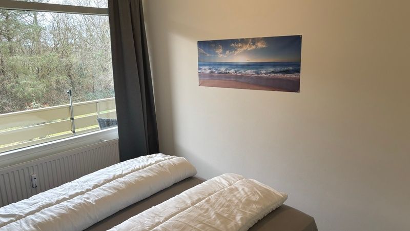 Schlafzimmer mit Kunst an der Wand im Apartment Kerckeland 40, De Koog, Texel.
