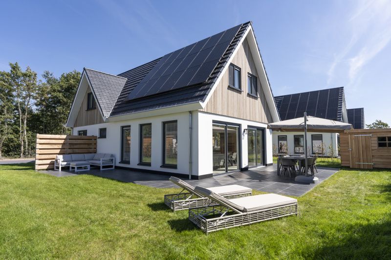 Villa 19, vacation accommodation in De Koog, Texel with spacious garden and deck chairs for relaxation.