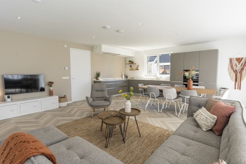 Open kitchen and dining area in Villa 19, a vacation home in De Koog, Texel, with modern furnishings.