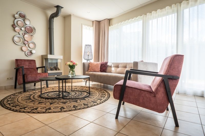 Cozy living room in Bungalow 31, De Koog, Texel with modern furnishings.