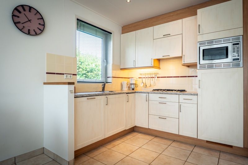 Modern kitchen in Bungalow 31, De Koog, Texel with all amenities.