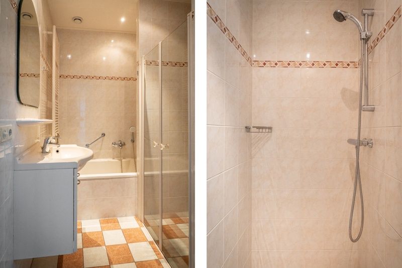 Spacious bathroom with shower and bath in Bungalow 31, De Koog, Texel.