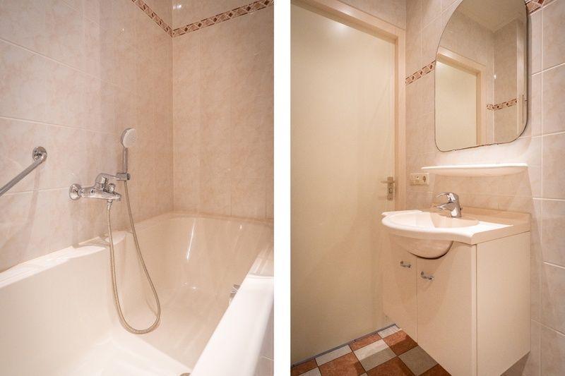 Luxury bathtub and sink in bathroom of Bungalow 31, De Koog, Texel.