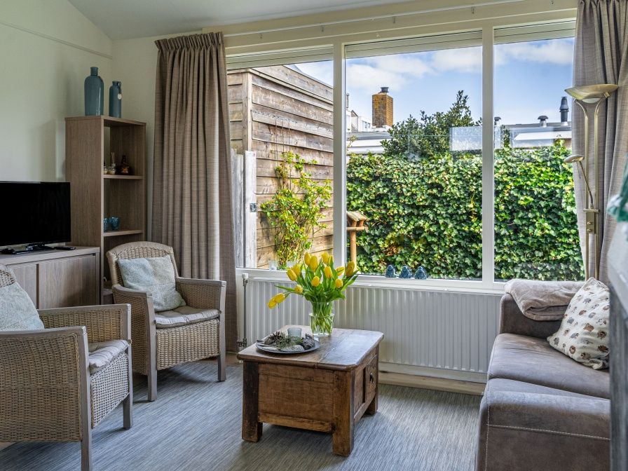 Gezellige woonkamer in vakantiehuis De Anemoon, De Koog, Texel. Comfortabele zitruimte met uitzicht op de tuin.