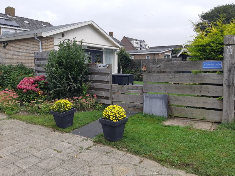 Entree van vakantiehuis De Anemoon in De Koog, Texel. Sfeervolle tuin met kleurrijke bloemen.