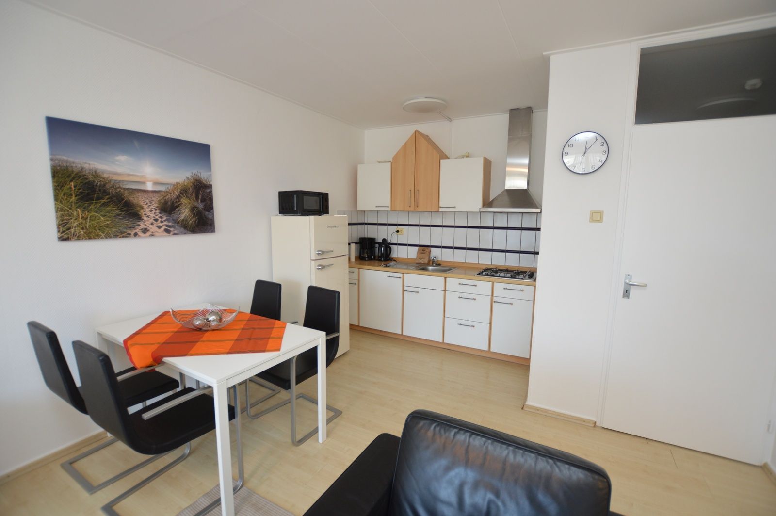 Compacte keuken in Appartement Kerckeland 98, De Koog, Texel met moderne voorzieningen en stijlvol design.