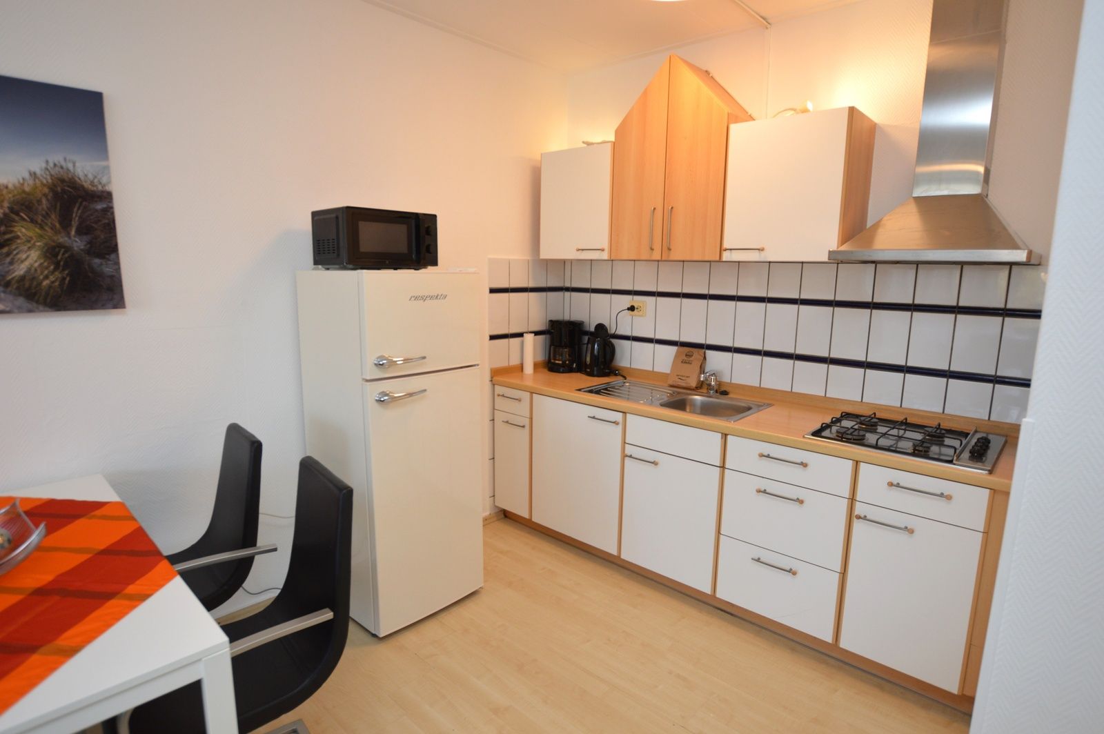 Moderne keuken van Appartement Kerckeland 98, De Koog, Texel met strakke lijnen en praktische indeling.