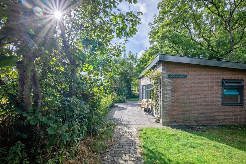 Terras van De Zonneweelde vakantiehuis in De Koog, Texel met comfortabele stoelen.
