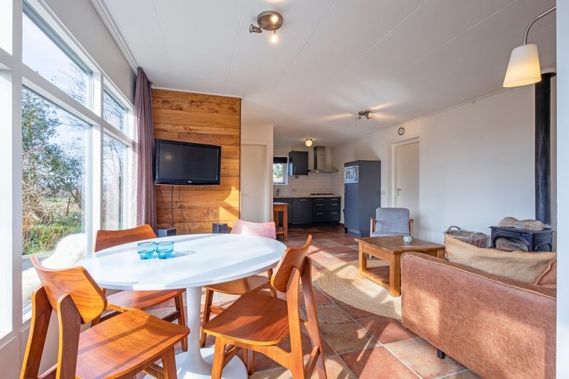 Eetkamer in De Zonneweelde vakantiehuis, De Koog, Texel met uitzicht op de tuin.