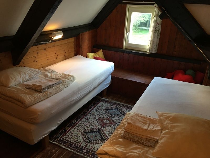 Knusse tweepersoonskamer in vakantiehuis Achterhuis, De Koog, Texel, met houten interieur.