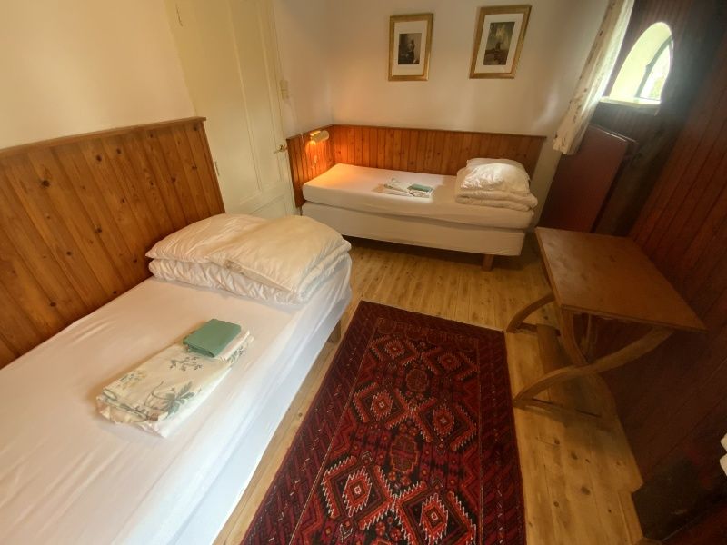 Comfortabele slaapkamer met eenpersoonsbedden in vakantiehuis Achterhuis, De Koog, Texel.