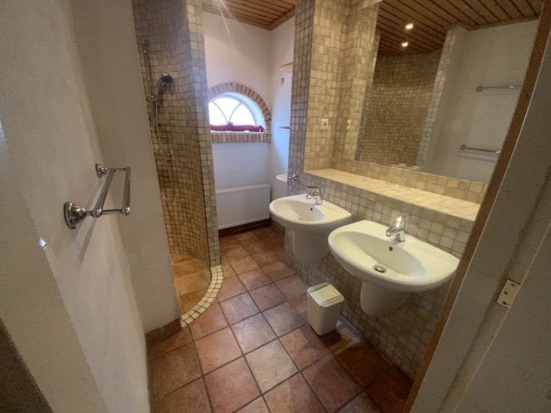 Ruime badkamer met dubbele wastafel in vakantiehuis Achterhuis, De Koog, Texel.