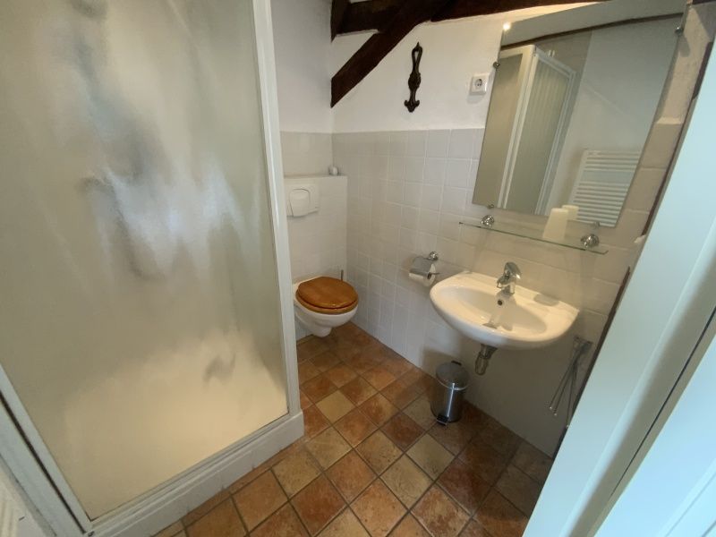 Moderne badkamer met douche in vakantiehuis Achterhuis, De Koog, Texel.