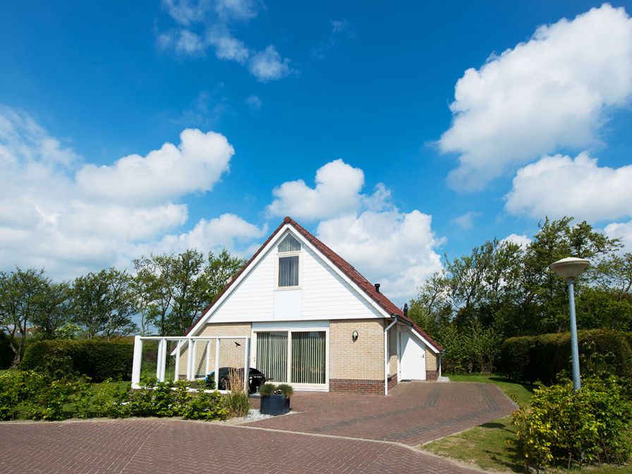 Villa 5 vakantiehuis in De Koog Texel met ruime oprit en tuin, ideaal voor een ontspannen verblijf op de Waddeneilanden.