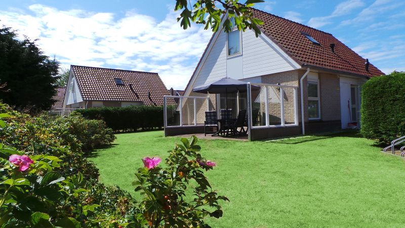 Villa 5 in De Koog Texel met zonnig terras en groene tuin, een perfecte vakantiehuis voor een ontspannen verblijf op de Waddeneilanden.