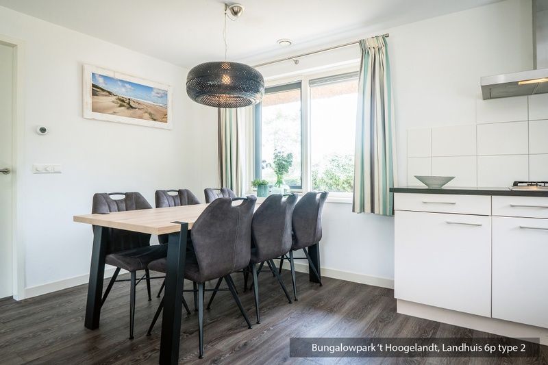 Bungalowpark 't Hoogelandt, De Koog, Texel, vakantiehuis met zonnig terras en tuinmeubilair.