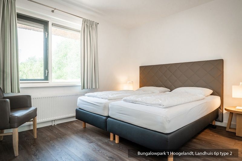 Eetkamer in Bungalowpark 't Hoogelandt vakantiehuis, De Koog, Texel met grote eettafel en uitzicht.